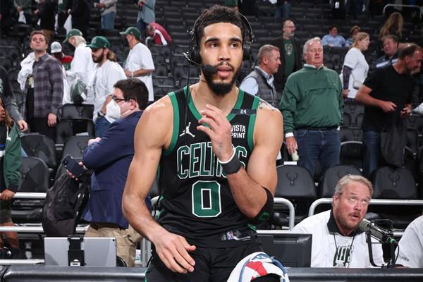 英媒：曼联拟定了约10人的引援名单，大部分来自其他联赛（英媒：曼联已拟定近10人引援清单，多数来自其他联赛）