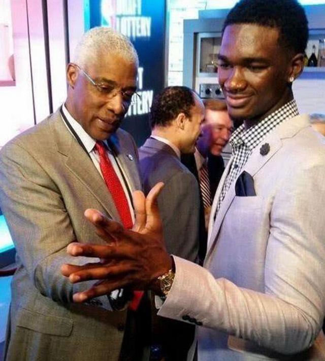 队记：鹈鹕不会贱卖琼斯和墨菲，要价不会低于一个首轮（队记：鹈鹕不低价送走琼斯与墨菲，至少要一个首轮签）