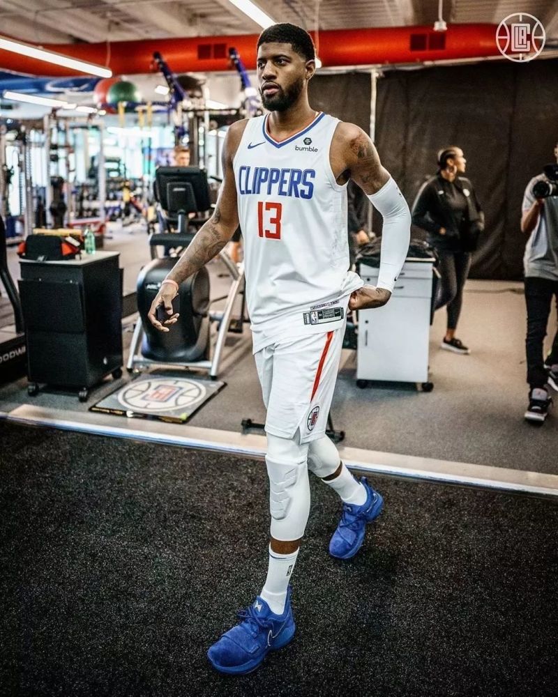 雷霆对阵马刺是近40年来第二次西部前二进行圣诞大战（雷霆与马刺上演近40年来第二次西部前二的圣诞大战）