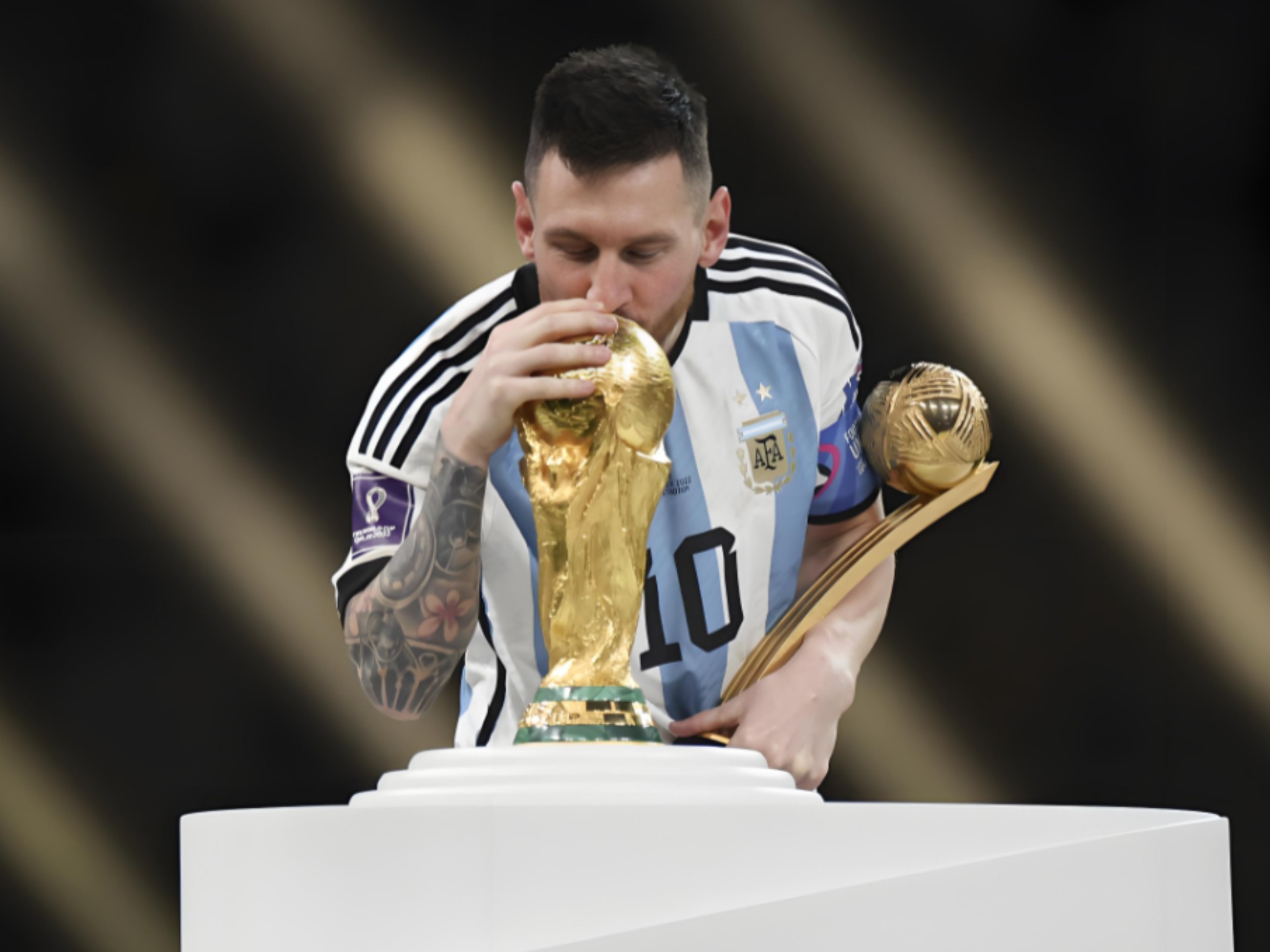 解说：对手长驱直入的回合 杨瀚森在造进攻犯规&护筐之间非常犹豫（解说：对手强突篮下时，杨瀚森在搏进攻犯规与护筐之间迟疑不决）