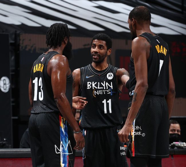 图赫尔：会找阿诺德聊聊，不过夸安萨目前竞争右后卫稍微领先（图赫尔：将与阿诺德沟通，右后卫之争夸安萨暂占上风）