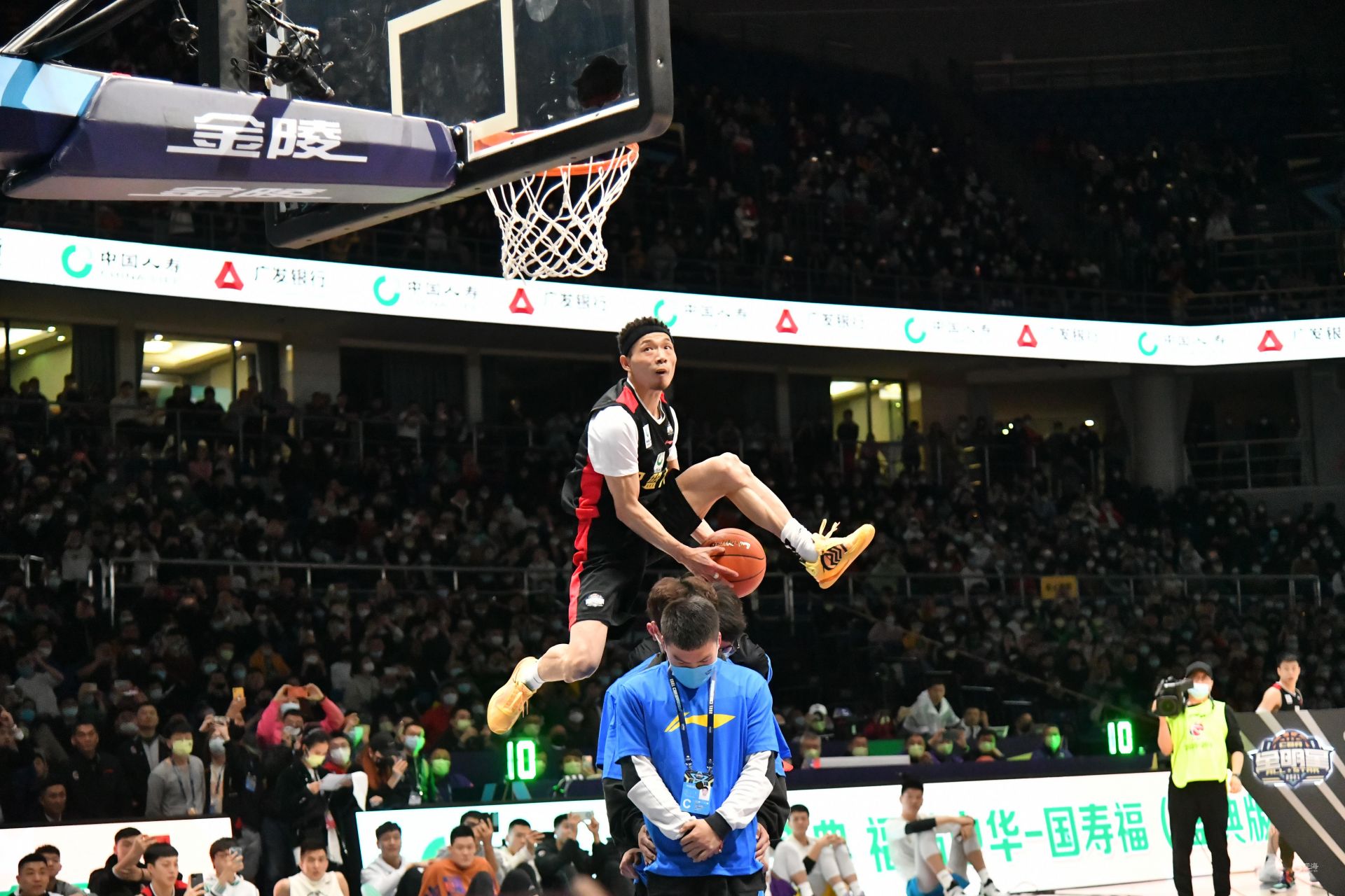 0-2！阿森纳或崩盘，切尔西爆冷，搅乱英超，曼城渔翁得利，冠军有变（0-2惨败！枪手或崩盘，蓝军爆冷搅局，曼城坐收渔利，英超冠军生变）