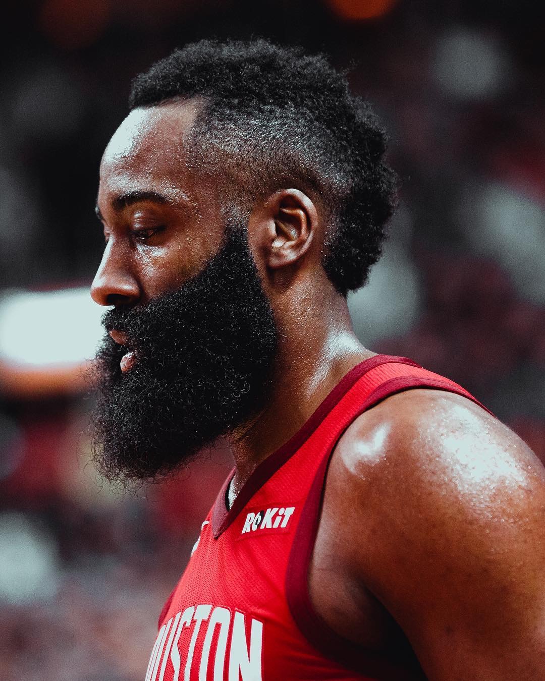 曼城瞄准并夺取英超领头羊位置（曼城冲击英超榜首并强势登顶）