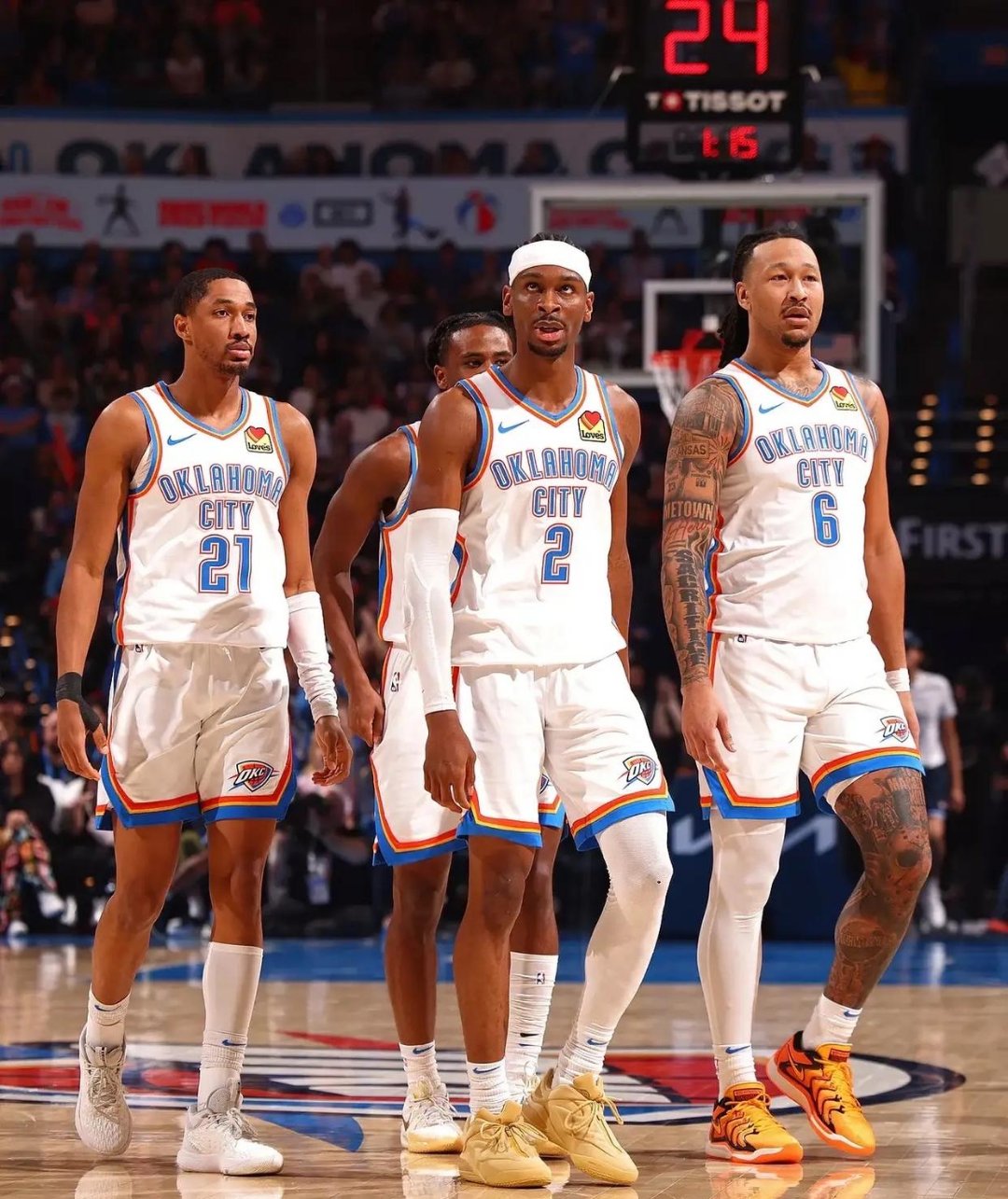 杨瀚森NBA生涯首次首发，被打到面部痛苦倒地，裁判未及时吹停比赛引争议（杨瀚森生涯首次先发遭击中面部痛苦倒地，裁判未及时鸣哨引发争议）