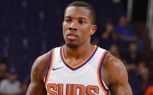 打满12分钟！怀特首节投篮10中5，得到12分2篮板2助攻（怀特首节打满12分钟，10投5中贡献12分2篮板2助攻）