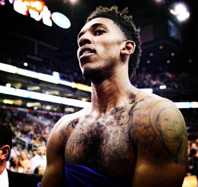 防不了！东契奇低位背身单打命中高难度跳投（无人可挡！东契奇低位背身强打命中高难度跳投）