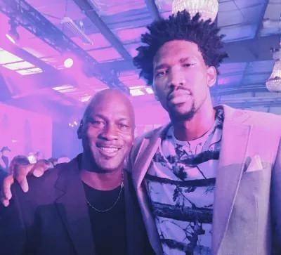 砍23+5+4助队赢球！马刺赢球海报：封面人物瓦塞尔（23分5板4助率队取胜，马刺赢球海报封面锁定瓦塞尔）