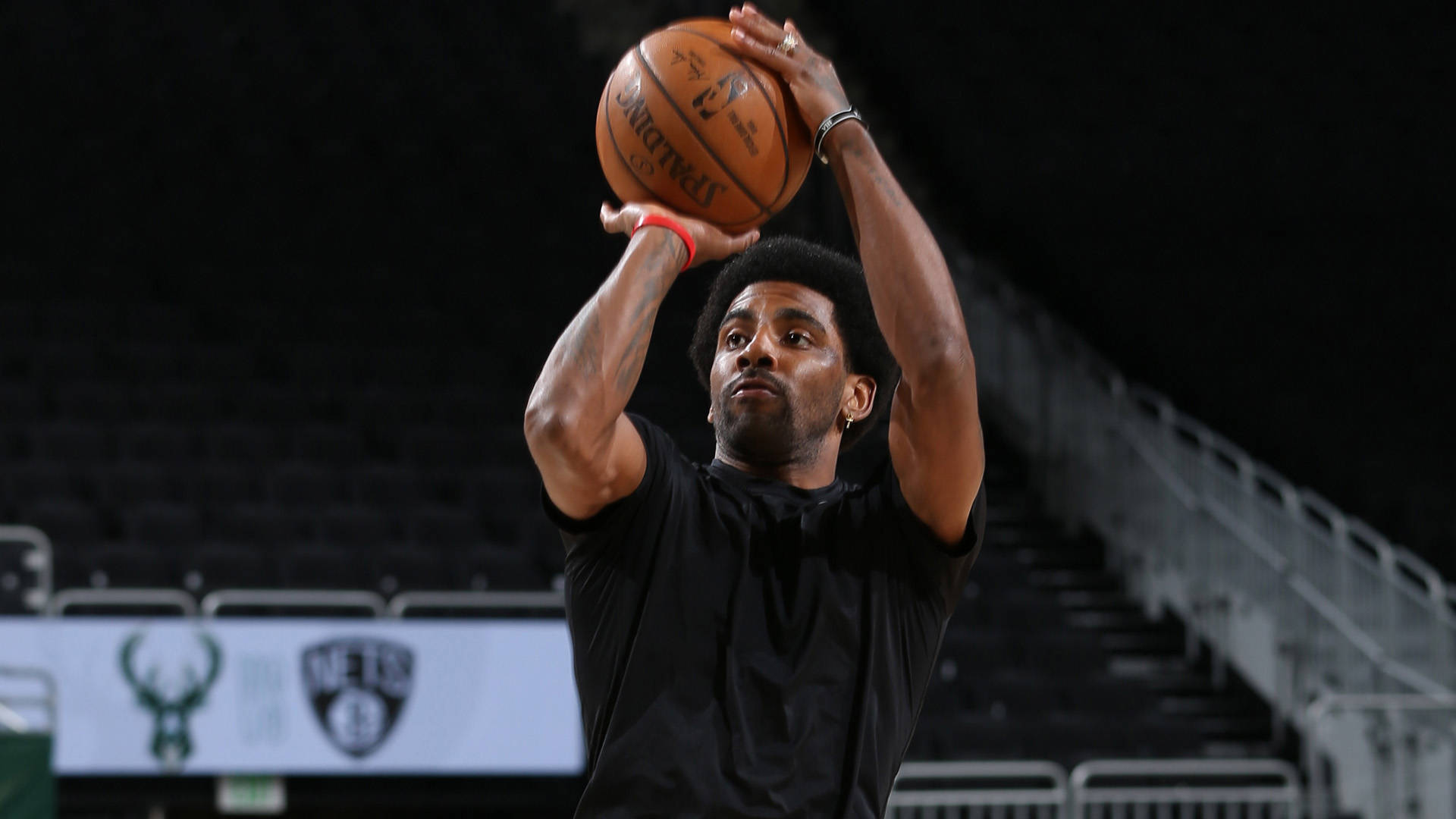 布伦森比赛中换鞋，从Kobe 3换回Kobe 6（布伦森赛场临时换鞋：由Kobe 3改穿Kobe 6）